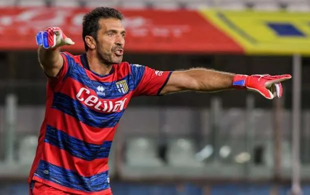 Buffon 5 ən yaxşı qapıçının adını açıqladı 
