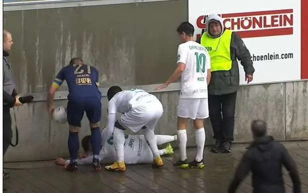 Futbolçunun başı beton səddə çırpıldı, ölümdən döndü - VİDEO 