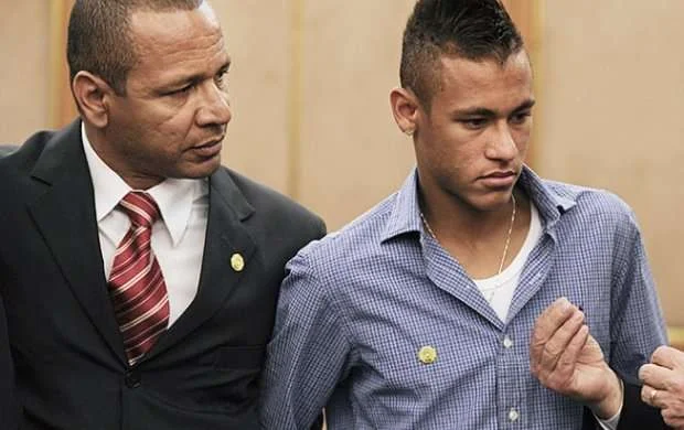 Neymar içki şüşəsi ilə yıxılaraq qabırğalarını sındırdı 