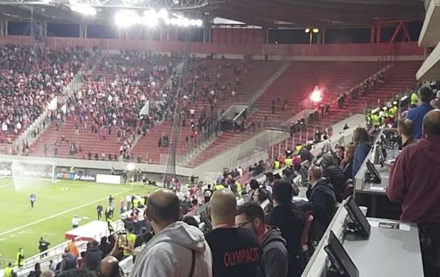 Afinada insident: Yunan azarkeşlər "Qarabağ"ın tərəfdarlarına hücum etdi - VİDEO 