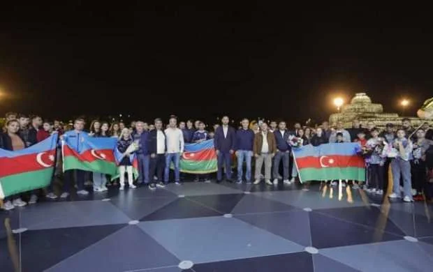 AÇ-də 5 medal qazanan Azərbaycan boksçuları Vətənə qayıtdı 