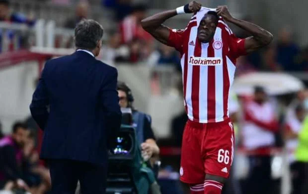 "Olimpiakos"un futbolçusunun xanımı özündən getdi 