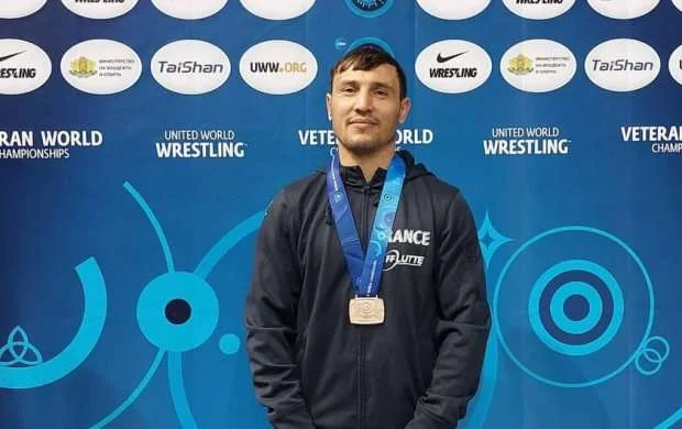 Azərbaycanlı güləşçi Fransaya DÇ medalı qazandırdı 