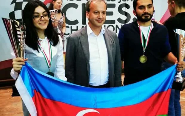 Президент ФИДЕ поздравил азербайджанских шахматистов с победой на чемпионате мира (ФОТО) 