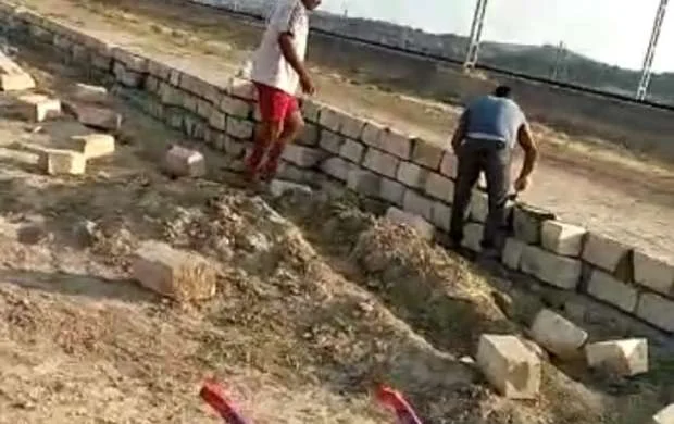 Azərbaycan komandası stadion tikir - Məşqçi hörür, futbolçu beton qarışdırır 