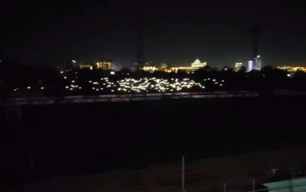 Rusiya millisinin oyunundan öncə stadionda işıqlar söndü 