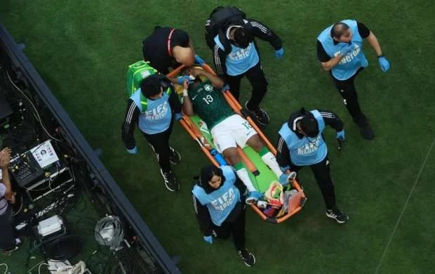 Vəziyyəti ağır olan müdafiəçi şahzadənin təyyarəsi ilə Almaniyaya aparıldı - FOTO 