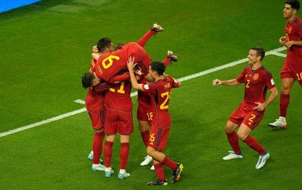DÇ-2022: İspaniya millisi, Olmo və Qavi üçün tarixi matç 