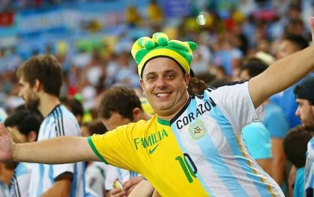 Braziliya və Argentina azarkeşləri əlbəyaxa dava etdilər - VİDEO 
