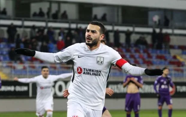 Emin Mahmudov ilk het-trikinə və rekorda imza atıb 