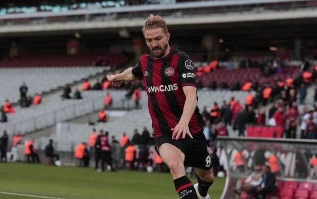 Super Liqa klubu iki futbolçusu ilə vidalaşdı 