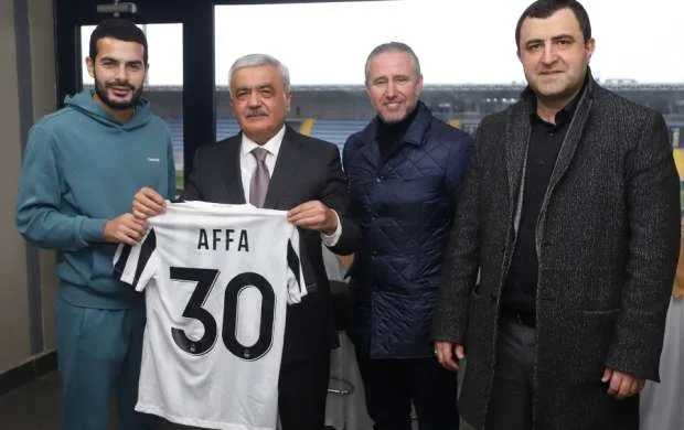 “Neftçi”dən Rövnəq Abdullayevə yubiley hədiyyəsi 
