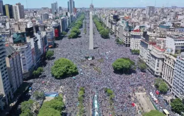 Argentinada faciə - Çempionluq paradında 2 nəfər öldü 