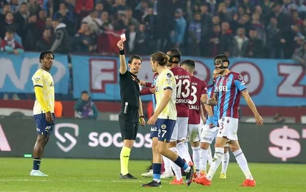 Lider çempiona məğlub oldu 