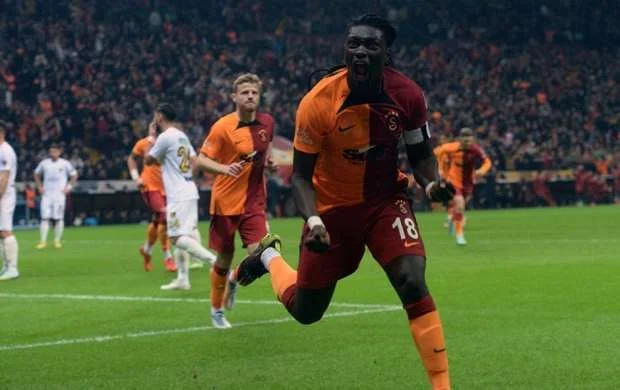 “Qalatasaray” çətin qələbə ilə zirvədə 
