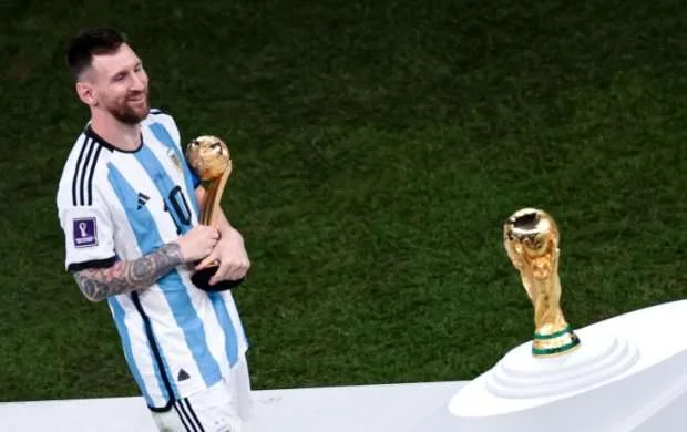 Messi ilin idmançısı seçildi 