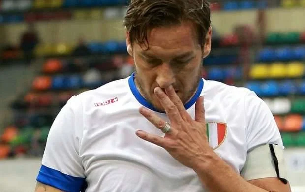 Totti məhkəmə qarşısına çıxarılır - Səbəb 