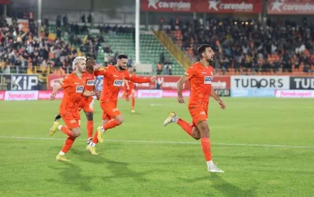 Çempion Alanyada rüsvay oldu 
