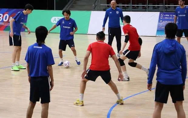 Joze Alesio U-19-un məşqini izlədi 