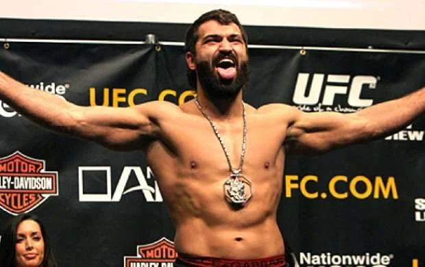 UFC çempionu Londonda qızı döyən 4 qulduru əzişdirdi 