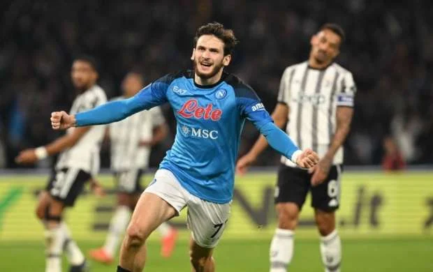 “Napoli” “Yuventus”u darmadağın etdi 