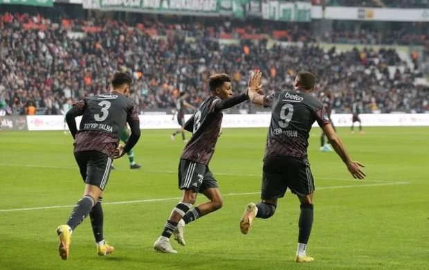 “Beşiktaş” əzmkar qələbəyə sevindi, “Başakşəhər” çempiona uduzdu 