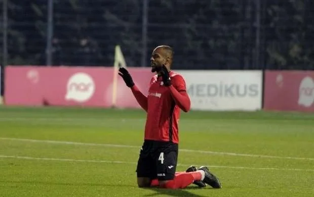 Gəncəli azarkeşlər Renatonu fitə basdılar 