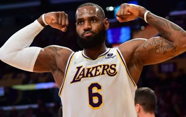 Lebron Ceyms matç zamanı azarkeşlərin üstündən "uçdu"  - VİDEO 