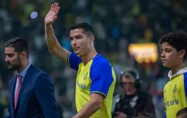 Ronaldu üçün zümrüddən bahalı daşlardan saat hazırlandı - FOTO 