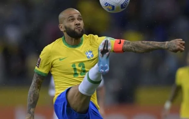 Dani Alves həbsxanada futbol oynadı - 4 banka yoqurt, 4 qutu konserv...  