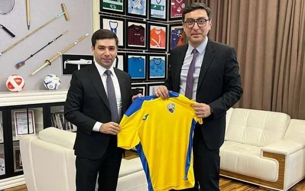 Fərid Qayıbova “Kəpəz”in forması hədiyyə olundu 