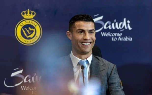 Ronaldu yatdığı yerdə ağzına yemək qoydular - FOTO 