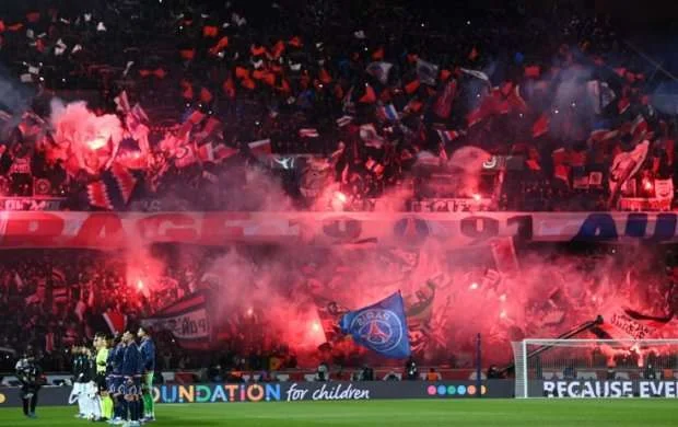 Alman azarkeşlər Parisdə banner açıb etiraz etdilər 