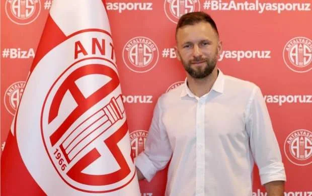 Super Liqa klubu kapitanı ilə vidalaşdı 