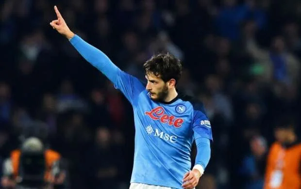 Xviça "Napoli" tarixində heç kimin bacarmadığını etdi 