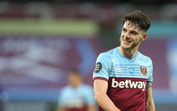 Nəhənglər autsayderin futbolçusuna görə rəqabət aparır 