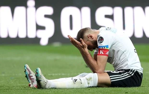 “Beşiktaş”ın futbolçusu ilk dəfə bu aqibətlə üzləşdi 