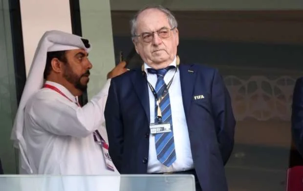 Prezident postundan istefa verdi, FİFA işə götürdü 