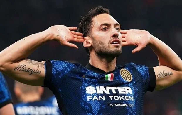 Çalhanoğlu İtaliyanı İngiltərəyə dəyişir 