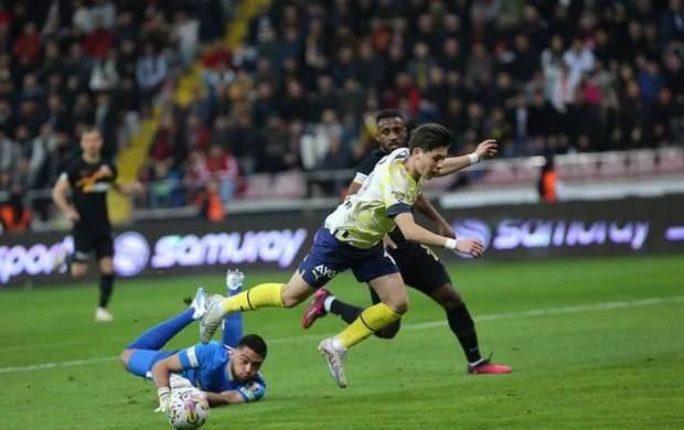 “Trabzonspor” evdə uduzdu, “Fənərbaxça” səfərdə qalib gəldi 