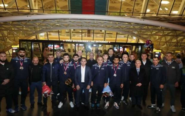 Avropa çempionu olan millimiz vətənə qayıtdı 