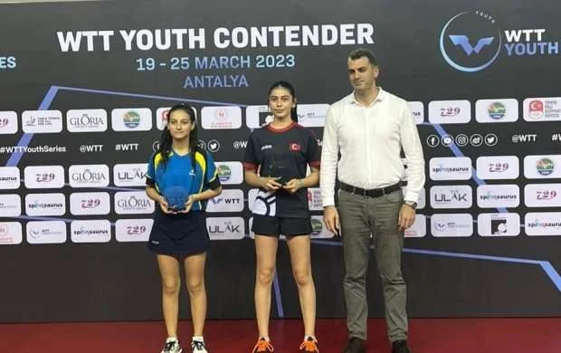 Stolüstü tennisçimiz beynəlxalq turnirin mükafatçıları sırasında 