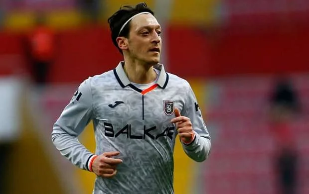 Özil karyerasını bitirdiyini açıqladı 