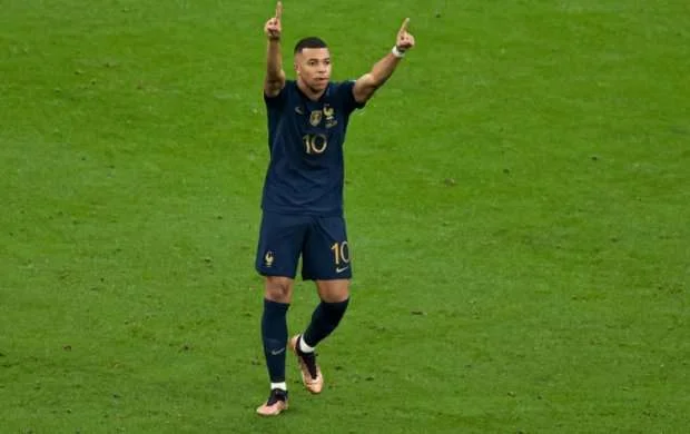 "Mən komanda yoldaşlarını idarə edən kapitan olmaq istəmirəm" - Mbappe 