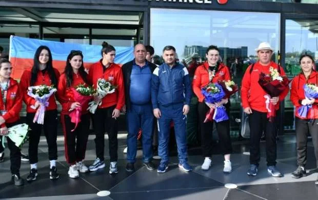 DÇ-də ilkə imza atan Azərbaycan millisi Bakıya qayıtdı 