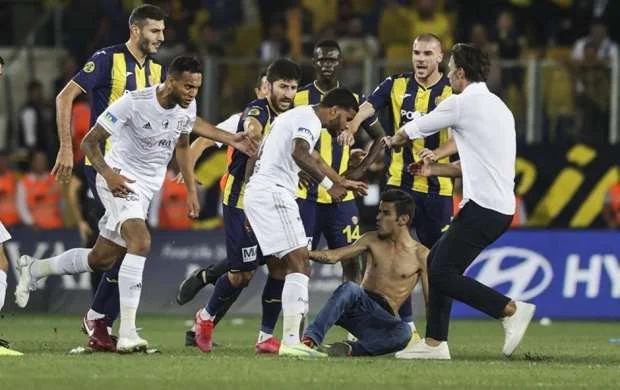 “Beşiktaş”ın futbolçularına hücum edən azarkeşin cəzası açıqlandı 