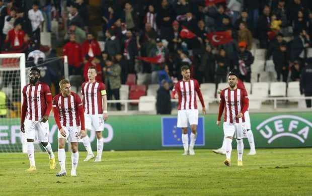 UEFA Türkiyənin üç klubunu cəzalandırdı 