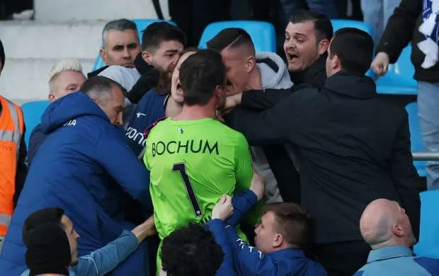 Bundesliqada qalmaqal - Qapıçı azarkeşlərə hücum çəkdi 