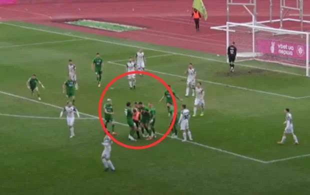 Ukraynalı futbolçular qadın hakimə hücum çəkdilər - VİDEO 