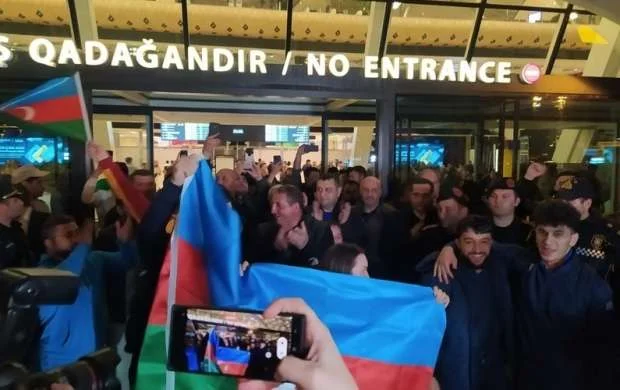 İrəvandakı AÇ-dən imtina edən Azərbaycan millisi Bakıya qayıtdı 
